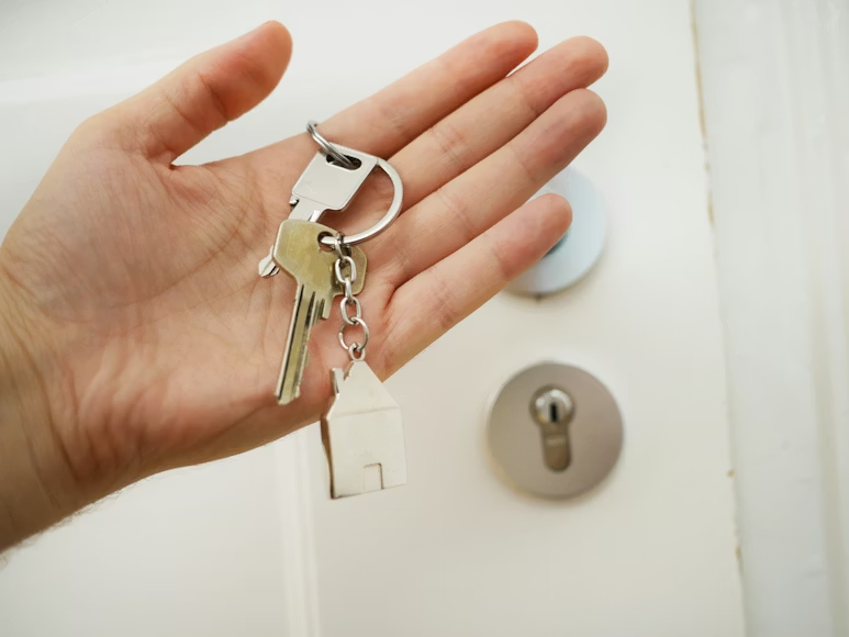 A person holding keys 